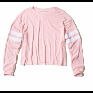 HOLLISTER ‘must have’ cozy pink crop top